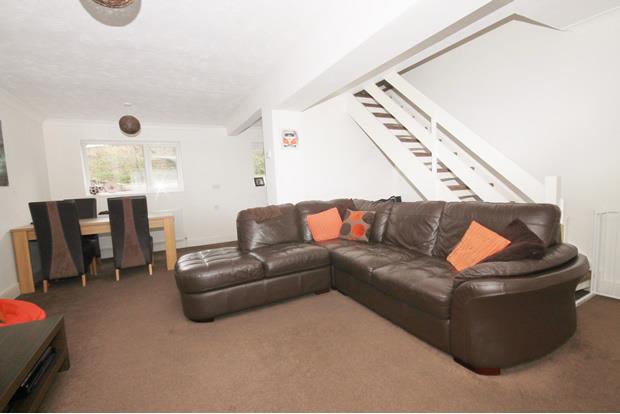 3 bed property in Bridge Road, Farnborough